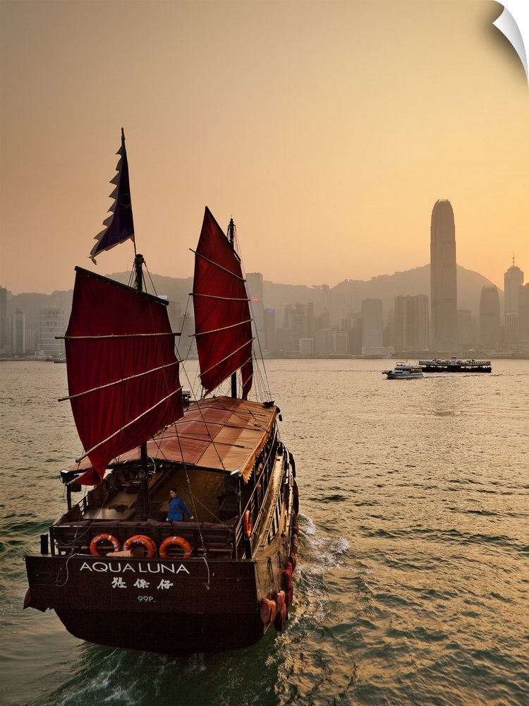 China, Hong Kong, Hong Kong island, Victoria Harbor, Traditional junk in the Victoria Harbor with the International Financ...