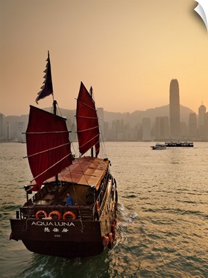 Hong Kong, Traditional junk in the Victoria Harbor with the city skyline