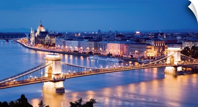 Hungary, Budapest, Chain Bridge, Danube, Parliament on the Pest Embankment