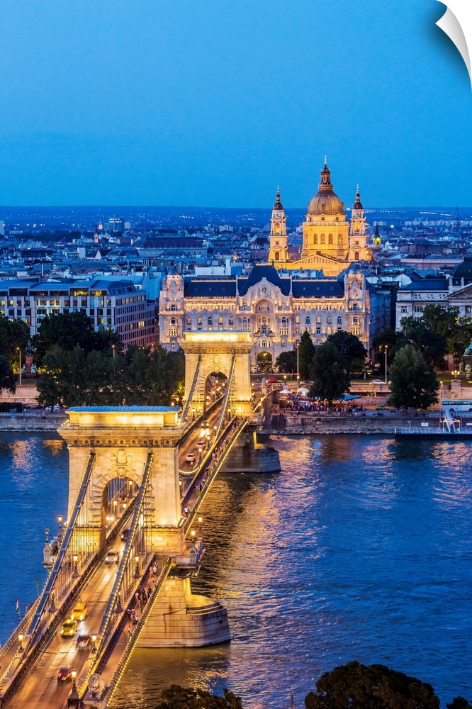 Hungary, Budapest, Danube, Donau, Chain Bridge, River Danube, Chain Bridge (Szechenyi Lanchid), Gresham Palace (Gresham Pa...