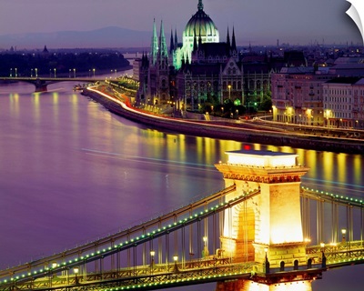Hungary, Budapest, Chain Bridge (Szechenyi Lanchid) on Danube river and the Parliament