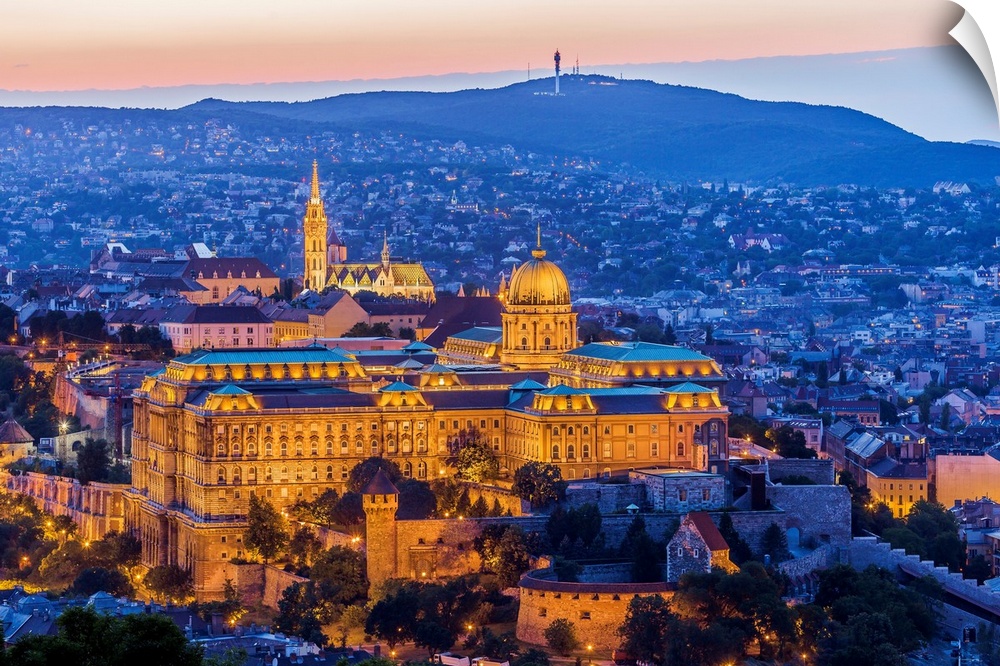 Hungary, Budapest, Buda, Varhegy (Buda Castle Hill), the Var (Castle), the Royal Palace (Kiralyi Palota), the Matthias Chu...
