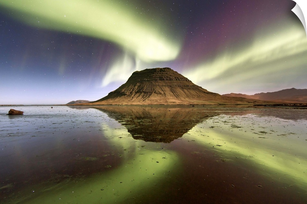 Iceland, West Iceland, Snaefellsnes, Northern lights above Kirkjufell Mountain (west side).
