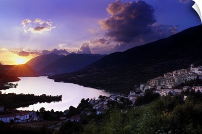 Italy, Abruzzo, Abruzzo National Park, Barrea, Town and lake