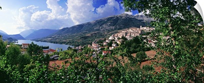 Italy, Abruzzo, Abruzzo National Park, Barrea, View of town and lake