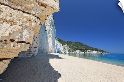 Italy, Apulia, Gargano, Mattinata, Vignanotica bay and its white cliffs and beach