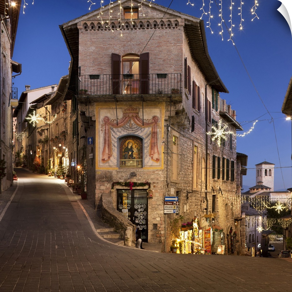 Italy, Umbria, Perugia district, Assisi, Town decorated for Christmas.