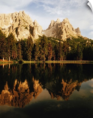 Italy, Belluno, Lago d'Antorno, Gruppo dei Cadini (mountain range)