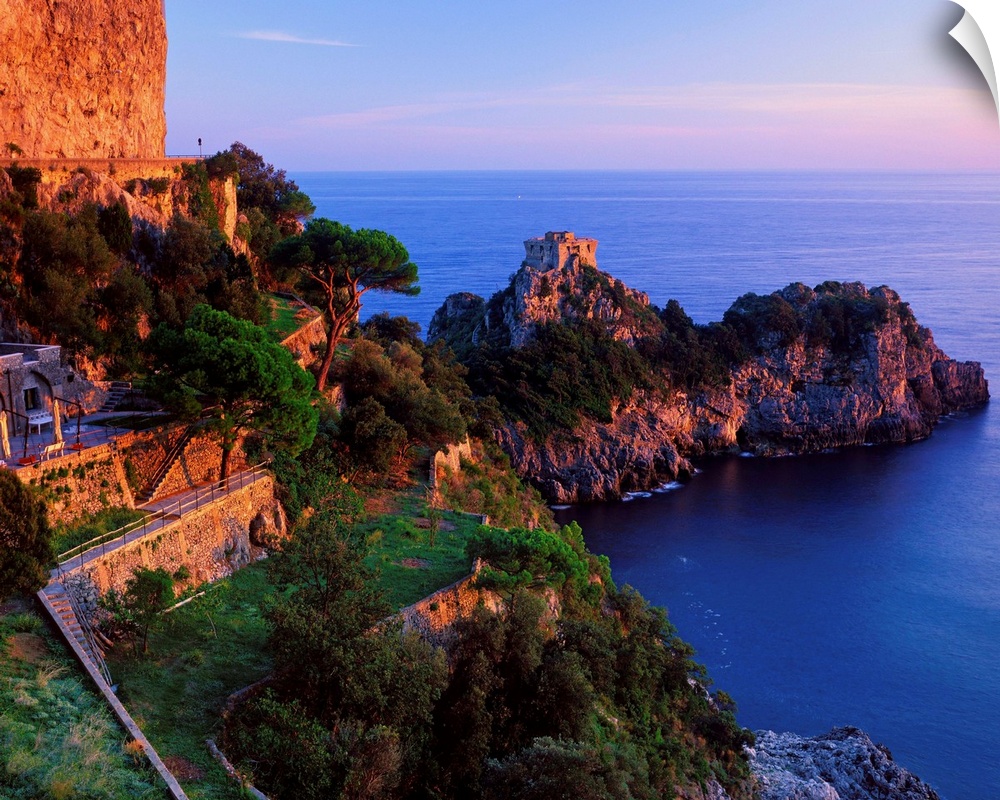 La Torre saracena di Capo di Conca, a Conca dei Marini, a met. strada tra Amalfi e Positano. Queste torri comunicavano l'u...
