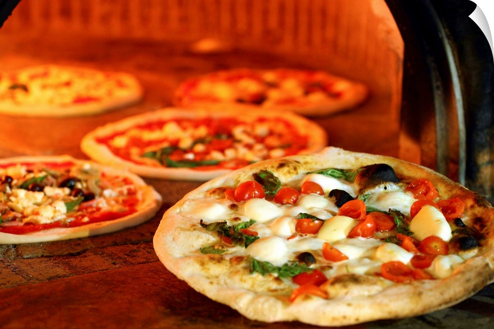 Italy, Campania, Mediterranean area, Avellino district, Irpinia, Avellino, Neapolitan Pizza cooked in wood oven