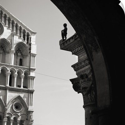 Italy, Emilia Romagna, Ferrara, Cathedral and statue