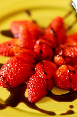 Italy, Emilia Romagna, Reggio Emilia, strawberries with balsamic vinegar