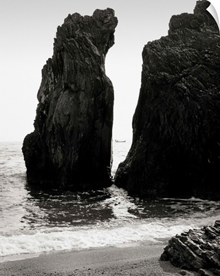 Italy, Liguria, Cinque Terre, Monterosso al Mare, rock formation on the beach