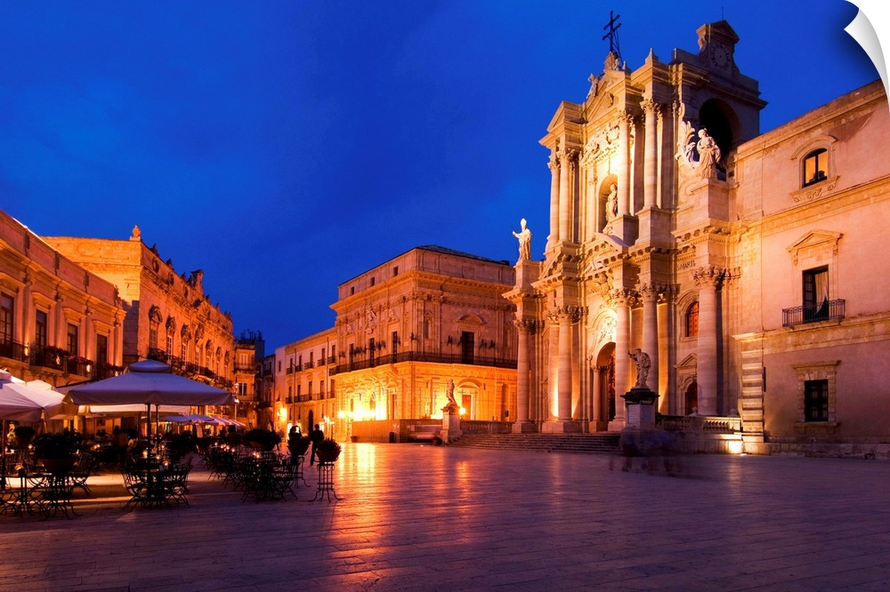 Italy, Sicily, Siracusa, Ortigia, Piazza Duomo and cathedral