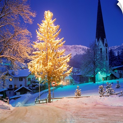 Italy, South Tyrol, Val Gardena, Passua village at Christmas time