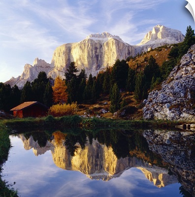 Italy, Trentino Alto Adige, Dolomites, Lake and Gruppo Sella in background