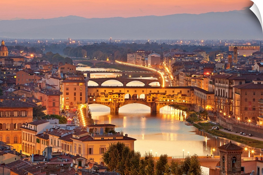 Italy, Tuscany, Firenze district, Florence, Bridge Ponte Vecchio.