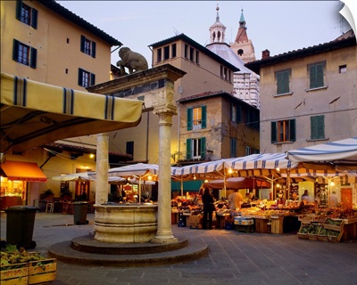Italy, Tuscany, Pistoia, Piazza del Mercato and Well of the Lion Cub
