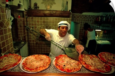 Italy, Tuscany, Pizzeria La Cisterna, Luigi Cioni pizza chef