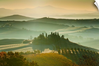 Italy, Tuscany, San Quirico d'Orcia, Rolling landscape at dawn