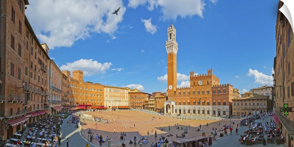 Italy, Tuscany, Siena district, Siena, Piazza del Campo, Palazzo Pubblico and Torre del Mangia.