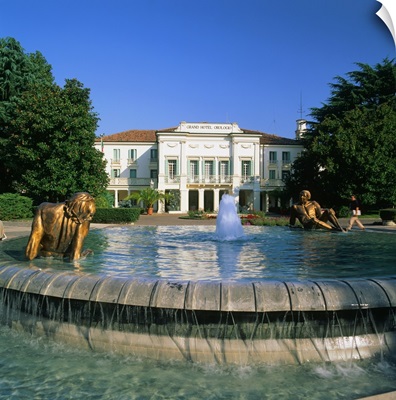 Italy, Veneto, Abano, Abano Terme, Grand Hotel Orologio, fountain on the promenade