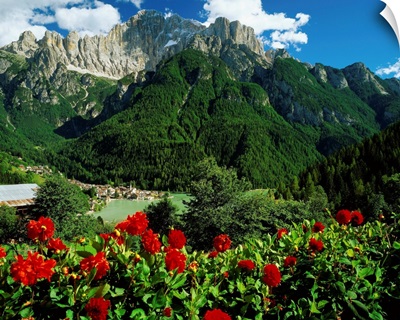 Italy, Veneto, Alleghe, Val Cordevole, Lago di Alleghe towards Mount Civetta