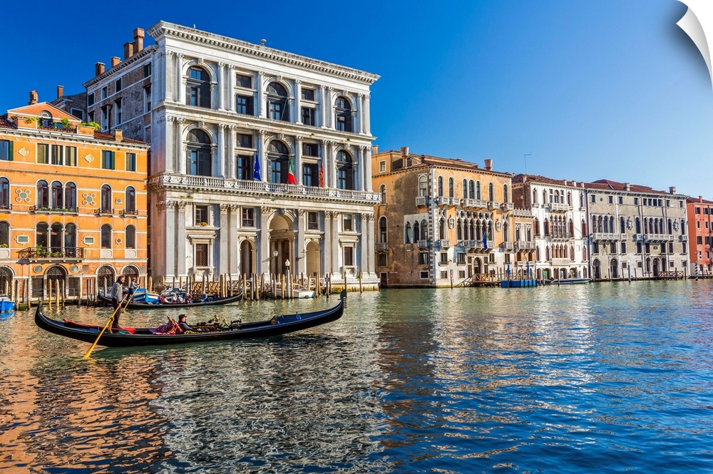 Italy, Veneto, Venezia district, Venetian Lagoon, Venice, Venezia, Gondola ride on the Grand Canal.