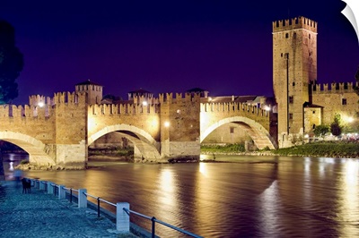 Italy, Veneto, Verona, Adige river with Castelvecchio bridge and Museum