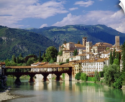 Italy, Veneto, Vicenza, Bassano del Grappa, Ponte degli Alpini (old wooden bridge)