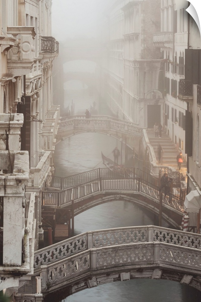 Italy, Venice, Bridge of Sighs, Venice in the fog, view towards the Bridge of Sighs.