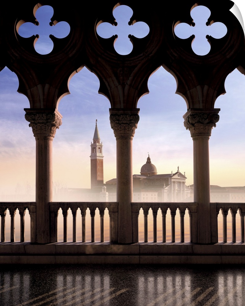 Italy, Venice, silhouette of Ducale Palazzo in front of S. Giorgio