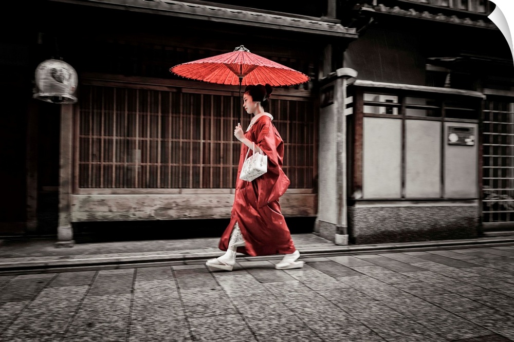 Japan, Kinki, Kyoto, Maiko walking to work in the rain.