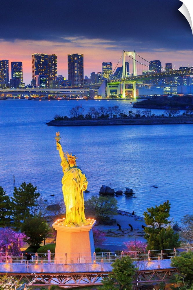 Japan, Kanto, Tokyo, Minato, Rainbow Bridge, Rainbow bridge and replica of the Statue of Liberty in Odaiba.