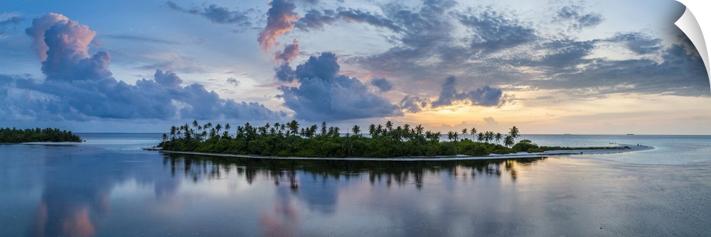 Maldives, Hadhunmathee Atoll, Indian ocean, Sunset on the deserted island between Dhiyadhoo and Maarehaa in Hadhunmathee A...