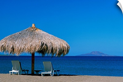 Mexico, Baja California Sur, Sea of Cortez, beach umbrella and lounge chairs