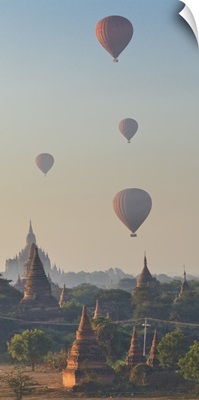 Myanmar, Hot air balloons over the Buddhist temples in the plain of Bagan