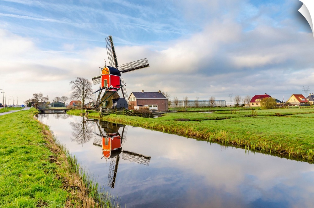 Netherlands, North Holland, Benelux, Hoorn, Windmill on a thatched house in the countryside.