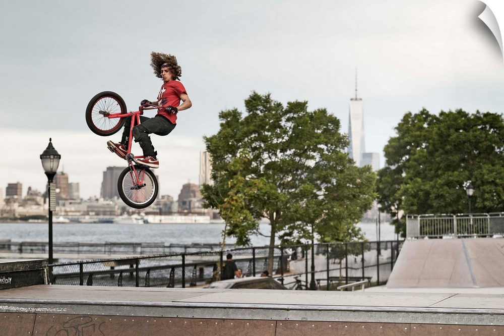 USA, New Jersey, Hoboken, BMX biker at Castle Point Skate Park with the Freedom Tower in the background.