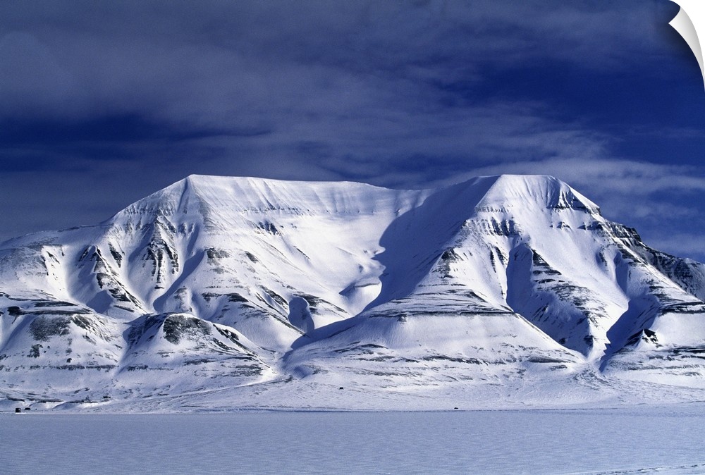 Norway, Svalbard Islands, Spitsbergen, Operafjelleat Mount, in front of Longyearbyen