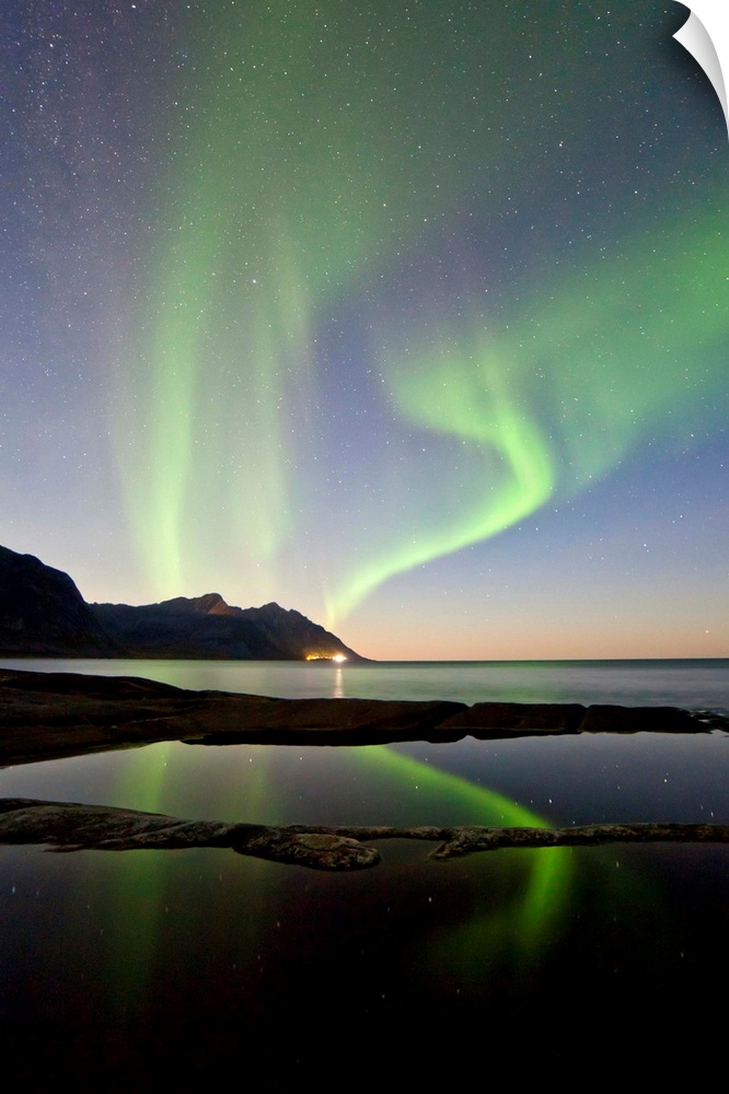 Norway, Troms, Scandinavia, Senja Island, Northern lights over Tungeneset.