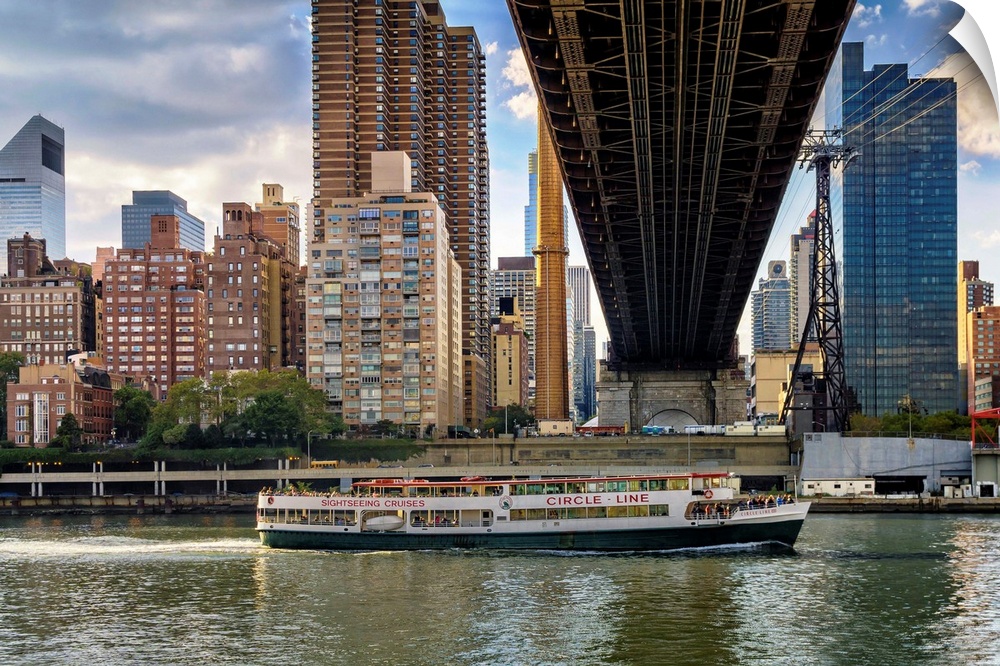 New York, NYC, City skyline, Queensboro Bridge, cruise ship, viewed from Roosevelt Island.