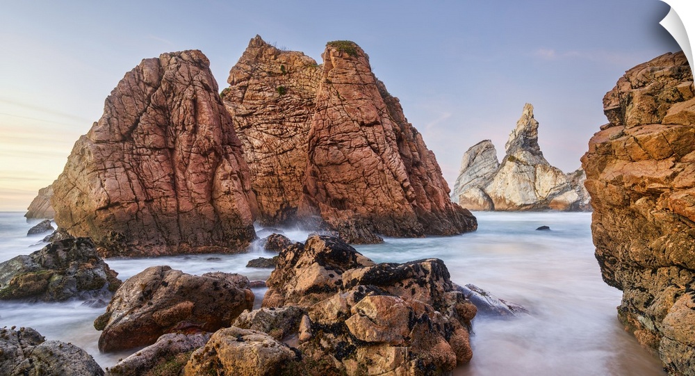 Portugal, Distrito de Lisboa, Sintra, Cabo da Roca, Atlantic ocean, Estremadura, Rocks on Praia da Ursa beach.