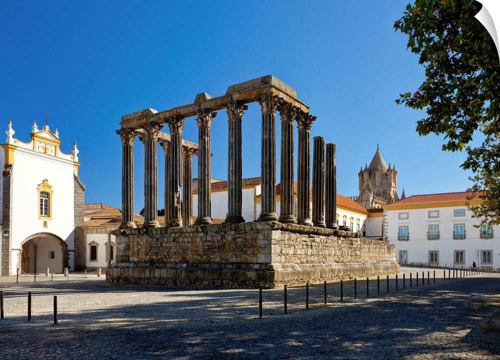 Portugal, Evora, Alentejo, evora, Roman Diana temple and Pousada dos Loios.