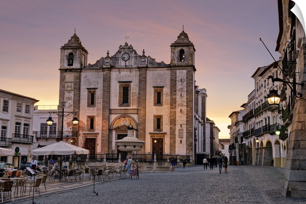 Portugal, Evora, Alentejo, igreja de Santo Antao, Giraldo Square and the church of Santo Antao at dusk.