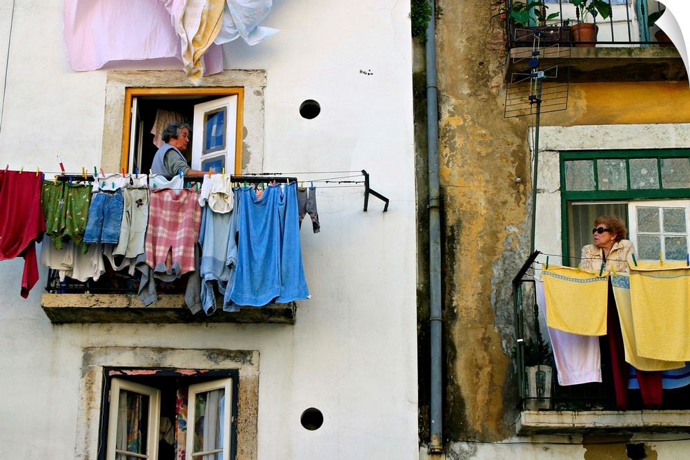 Una scena nel quartiere popolare dell'Alfama, uno dei pi. antichi e caratteristici di Lisbona.