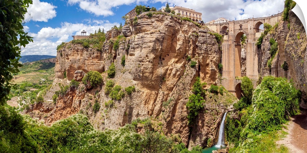 Spain, Andalusia, Malaga district, Ronda, Puente Nuevo bridge over Guadalevin River in El Tajo gorge.