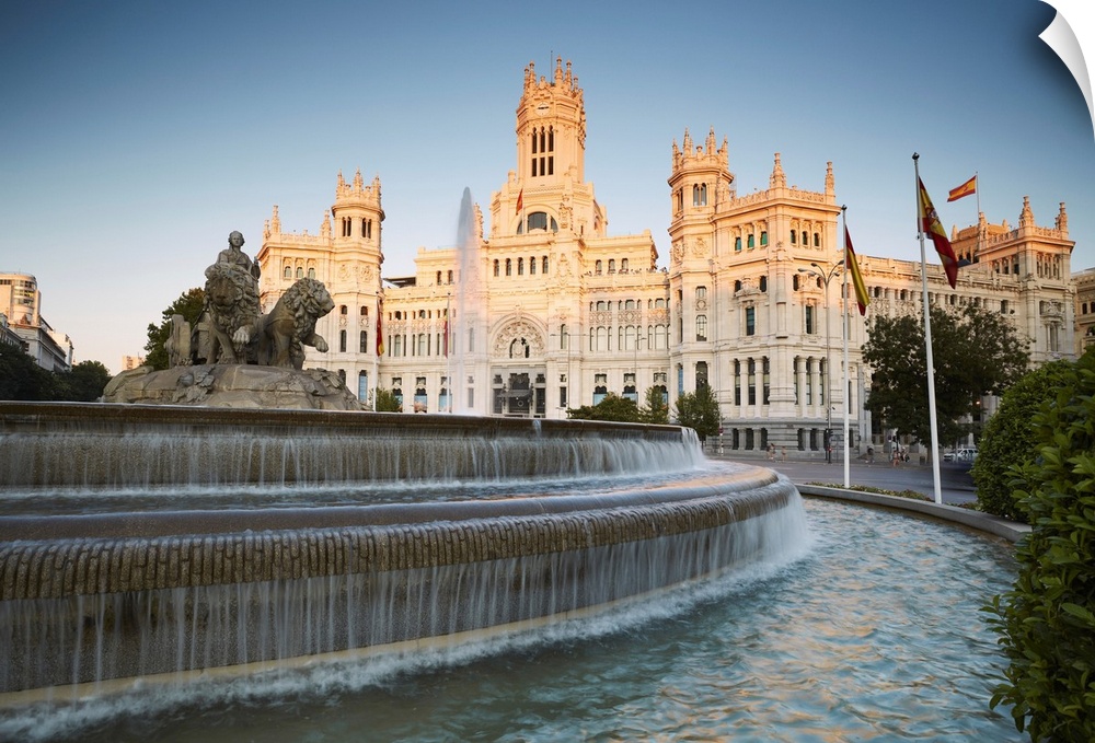 Spain, Comunidad de Madrid, Madrid, Plaza de Cibeles, Plaza de Cibeles (The Cibeles Fountain) and the Palacio de Correos.