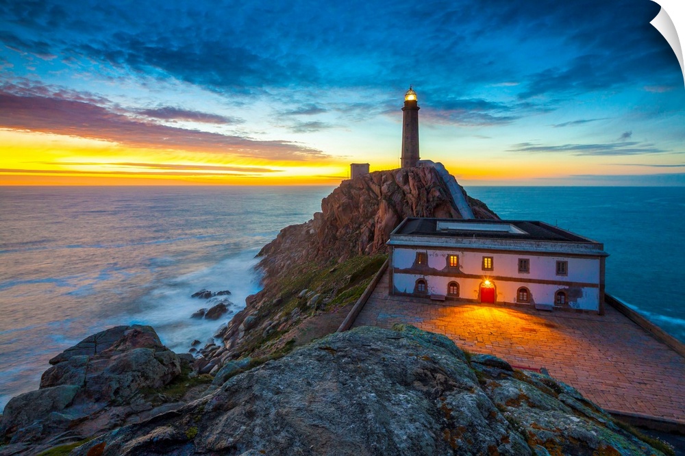Spain, Galicia, Atlantic ocean, A Coruna district, Camarinas, Cabo Vilan lighthouse, costa da morte, tramonto.
