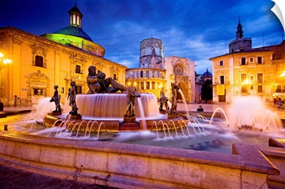 Spain, Valencia, Plaza de la Virgen, Turia fountain and the Cathedral